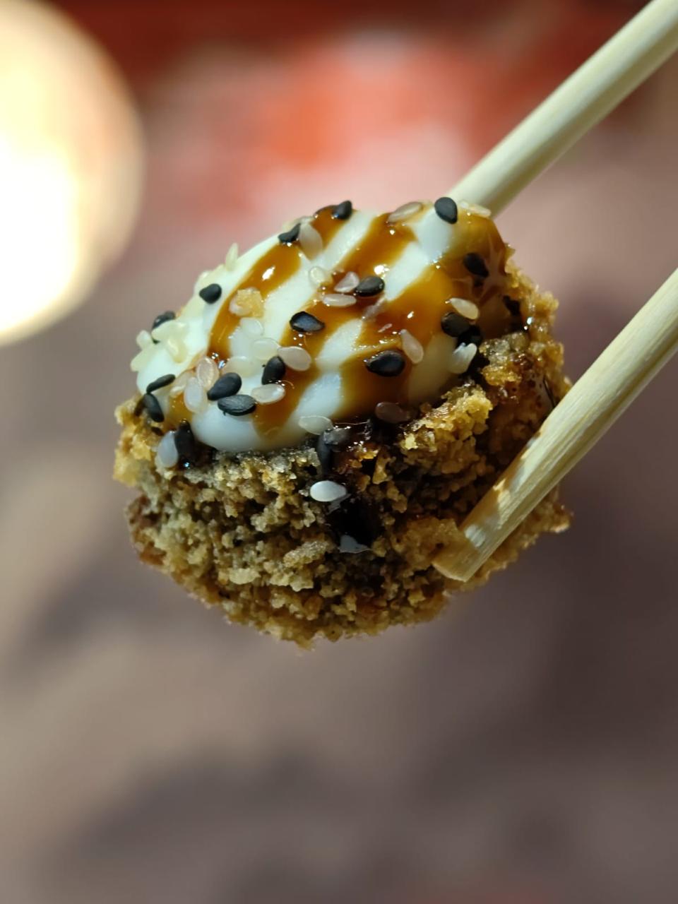 Hot roll Origami com molho e gergelim